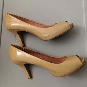 Peep Toe nude pump